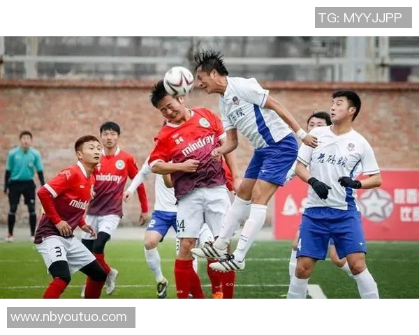 足球明星与中国好友畅谈梦想与挑战的精彩时刻