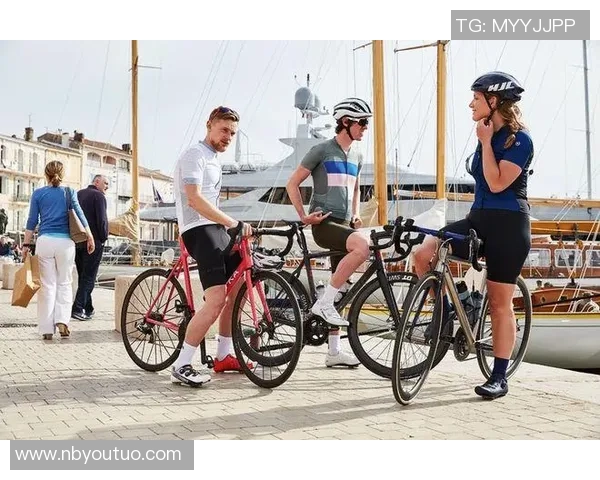 足球明星骑行高清视频展现运动魅力与激情瞬间